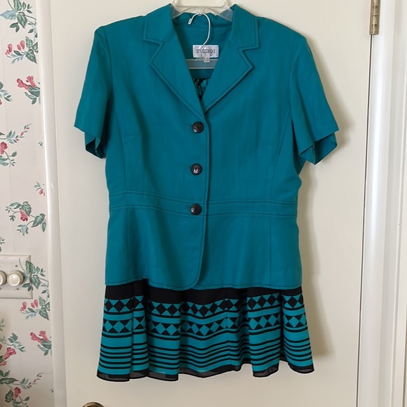 Studio I skirt and jacket suit - Picture 2 of 16